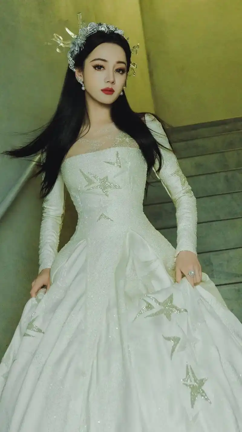 迪丽热巴 荧荧之光伴着点点光晕汇聚璀璨时刻,把故事写进照片 - 抖音