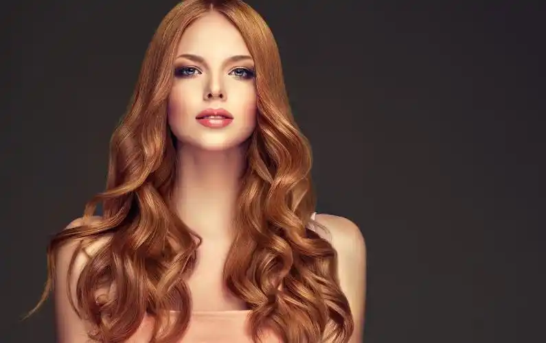 美丽的红色卷曲发型的模特女人