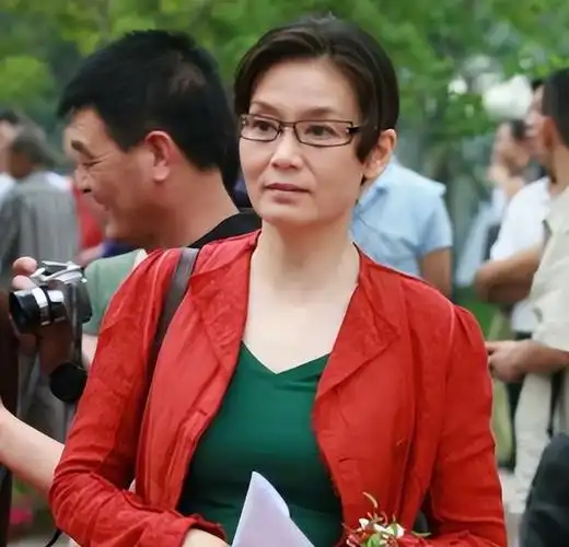 32岁的潘虹,迎来人生的一个重大选择.