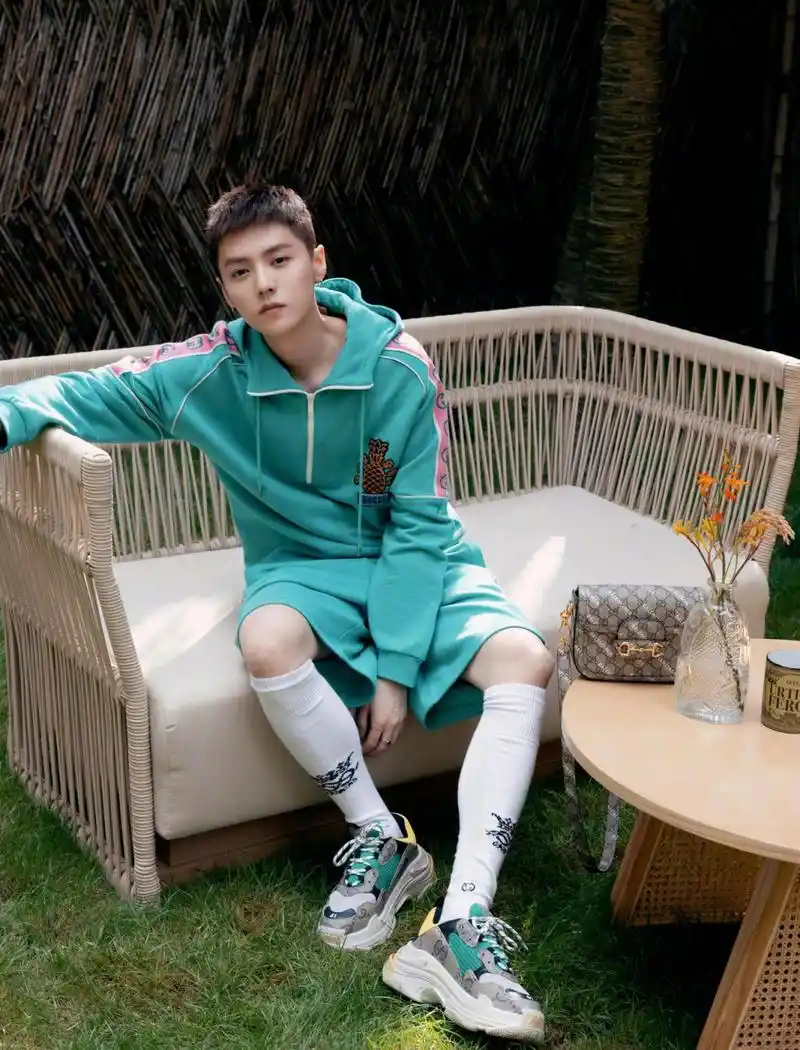 鹿晗穿运动服,好像中学生,31岁的鹿晗,身穿孔雀蓝校服款运动装,搭配半