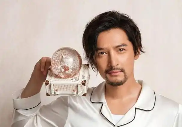 回顾同样是小揪揪造型王一博胡歌千玺放在一起差距出来了