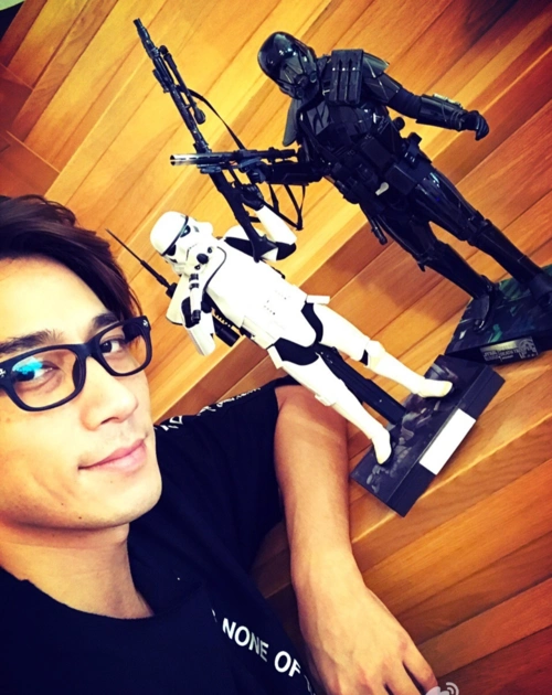 原创吴卓羲戴30万名表出席活动被批高调爱炫富网友发财要立品