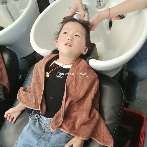 发廊里遇到一个萌萌哒的小女孩