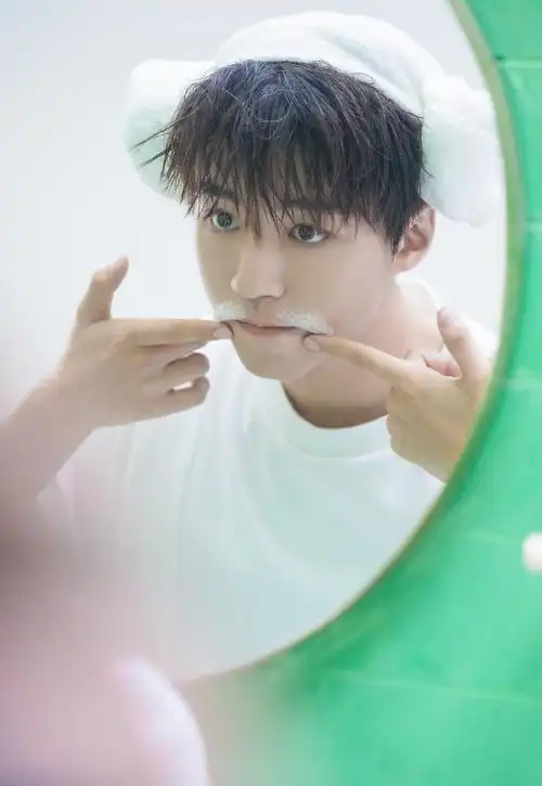 很少见到像王俊凯这么帅气的小男生,作为当下最受年轻粉丝喜爱的他,越