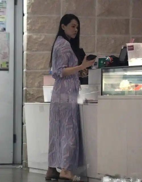 原创伊能静素颜出镜不掩饰皮肤紧致没容貌焦虑比实际年龄要年轻