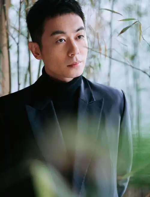 今日,演员朱亚文曝光了一组生日写真,或立于竹林,或倚靠窗沿,举手投足