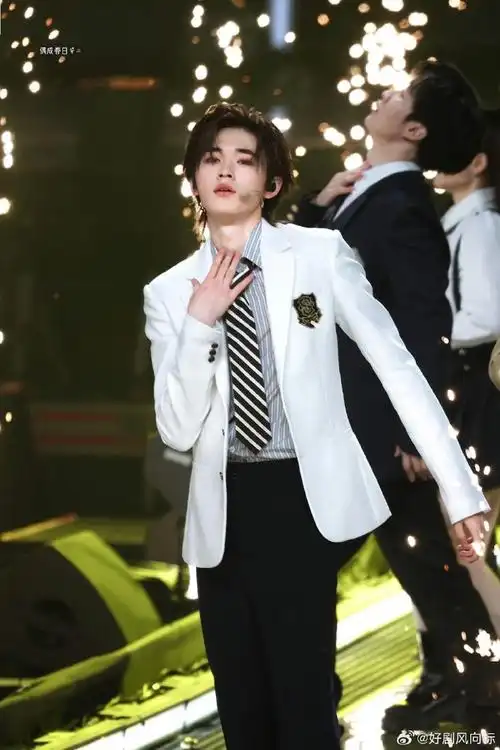 宋亚轩超话#宋亚轩喉结杀##宋亚轩#宋亚轩喉结真的好性感啊轩哥喉结鲨