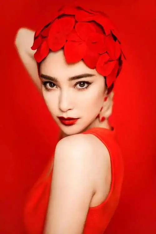 李冰冰和父母游张家界,51岁还未结婚生子,妈妈白发苍苍老了好多