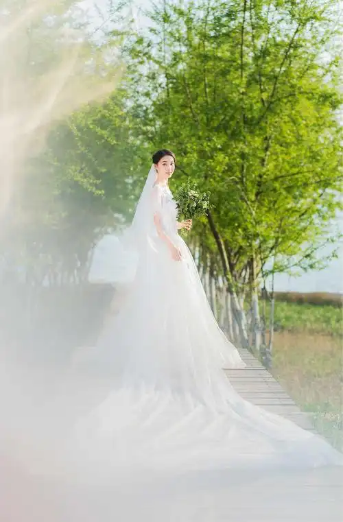 清新优雅美女梦幻唯美婚纱写真图片