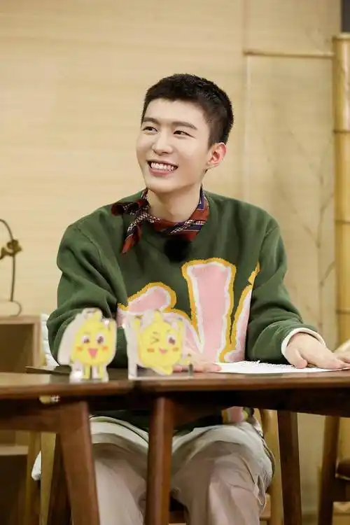 范丞丞《青春环游记》花絮曝光 戴眼镜变校园王子帅气斯文_阳光