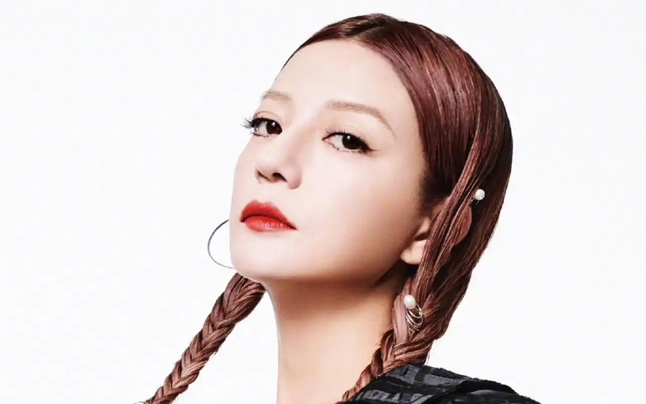 赵薇成熟魅力写真桌面壁纸