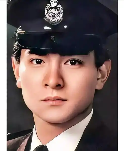 1982年,刘德华年仅21岁,出演电视剧《猎鹰》中的卧底警察江大卫,成为