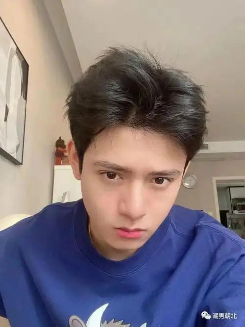 2022年男生流行"露额头"发型,照着这4款发型剪,可以帅很久!