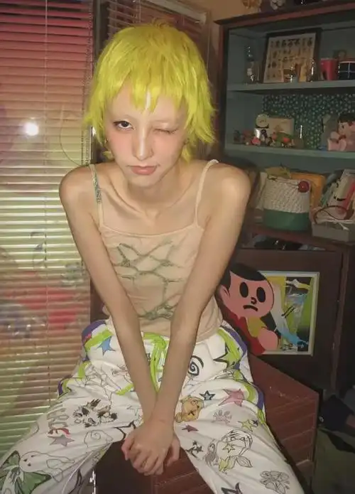 华晨宇女友放飞自我,穿着暴露胸口伤痕明显,染黄发太辣眼!