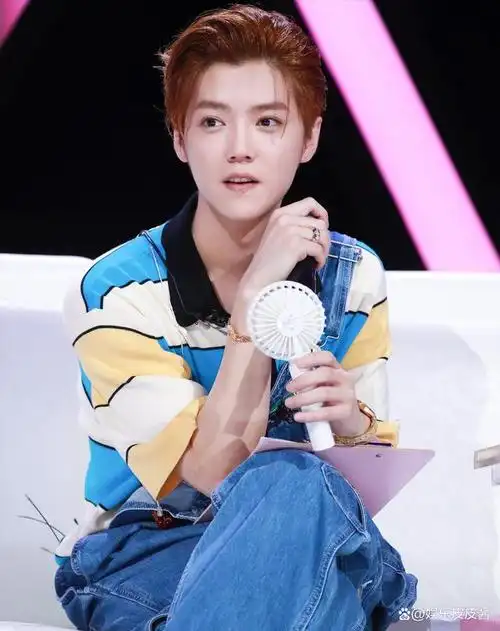 34岁鹿晗偶遇现场:扎着马尾染着白发,气质比小姑娘还清秀