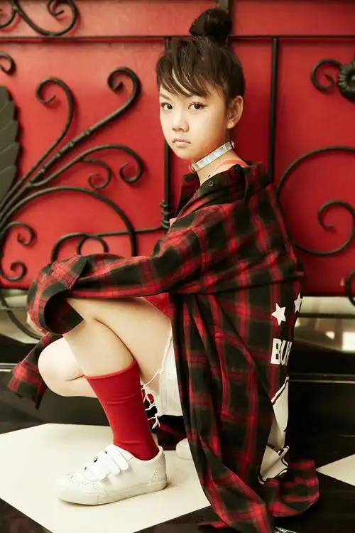 五月封面大片王晰乐带你窥探演技派少女的摩登之事