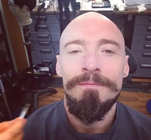 休杰克曼自曝光头照为彼得潘反派做造型