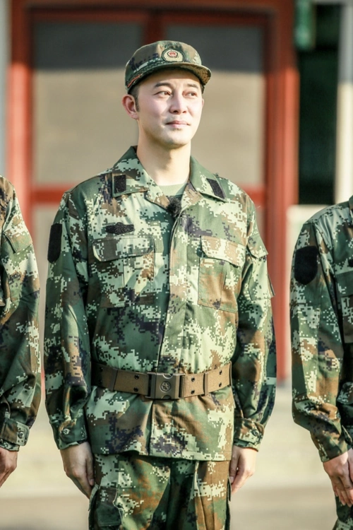 沙溢一板一眼彰显军人气质 克服怕犬的困难成为训犬营养师