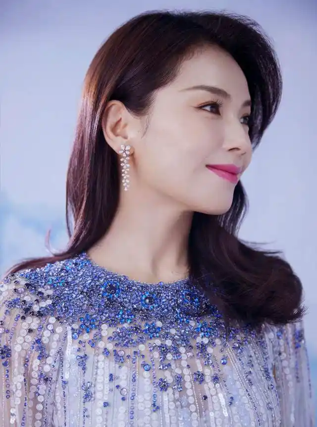 演员刘涛社媒晒自拍照比心剪刀手少女感十足看上去就像十八岁