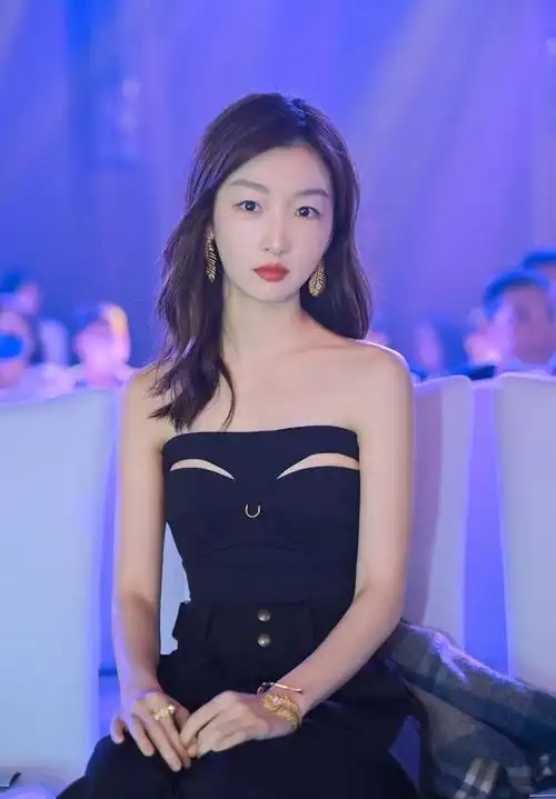 30岁周冬雨总算穿对了一回长发披肩温柔甜美穿黑色抹胸显身材