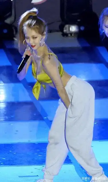 在5月16号晚上,泫雅在舞台表演的时候,上衣的蝴蝶结突然散开,因为泫雅