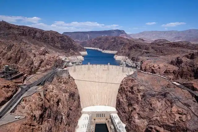 在中国云南省玉溪市江南水库的入口处,有一座近80年历史的水坝.