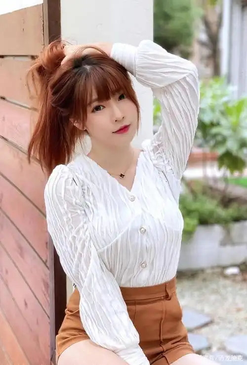 女孩甜美的样子惹人爱,可爱的样子惹人怜