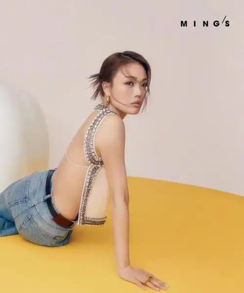 容祖儿新写真曝光43岁身材依旧火辣网友太吸睛