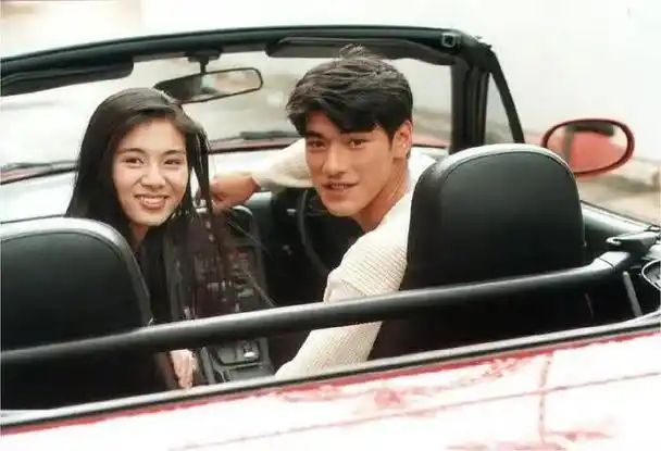 邱韶智是新加坡人,长得很普通,一点也不帅,也没有什么钱.