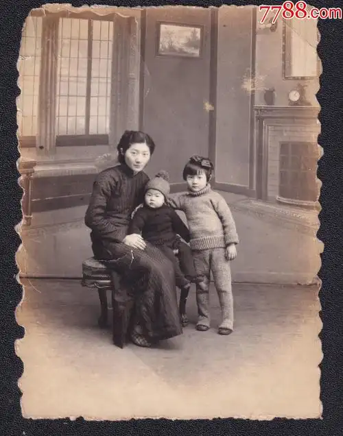 民国年代美女家庭老照片1张(尺寸约7.5*10.1厘米)