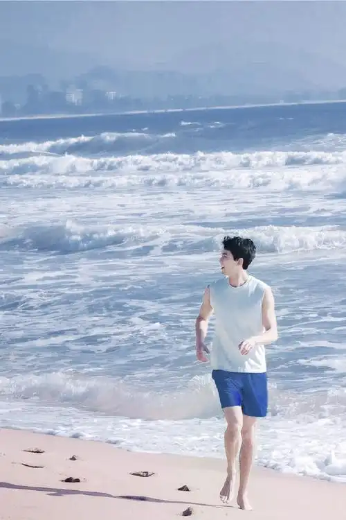 吴磊海边随拍