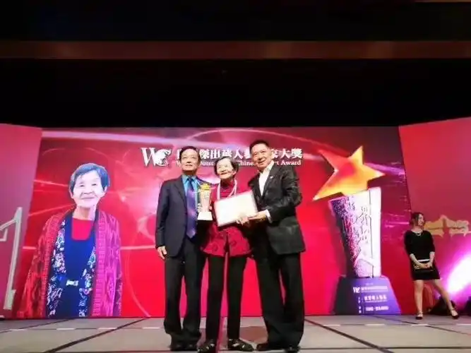 年近九旬的她颤巍巍扶着钢琴坐下,10秒之后,全世界都安静了