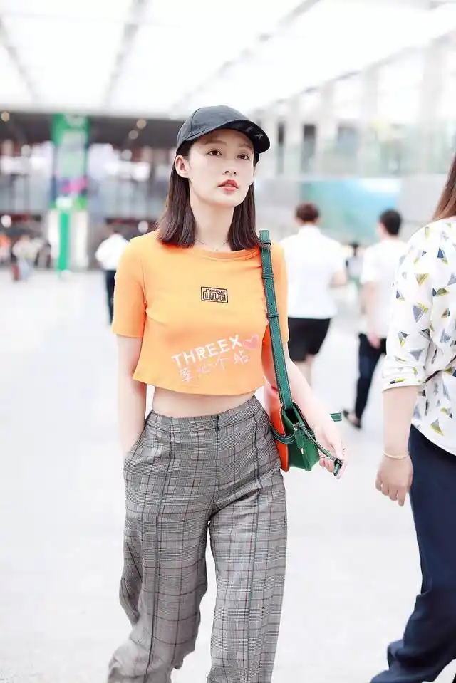 李沁本想穿露脐装炫腹,却被吐槽有"游泳圈",网友:这就尴尬了