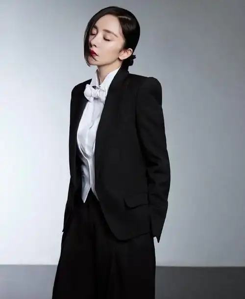 杨幂身穿黑白西装套装干净利落!