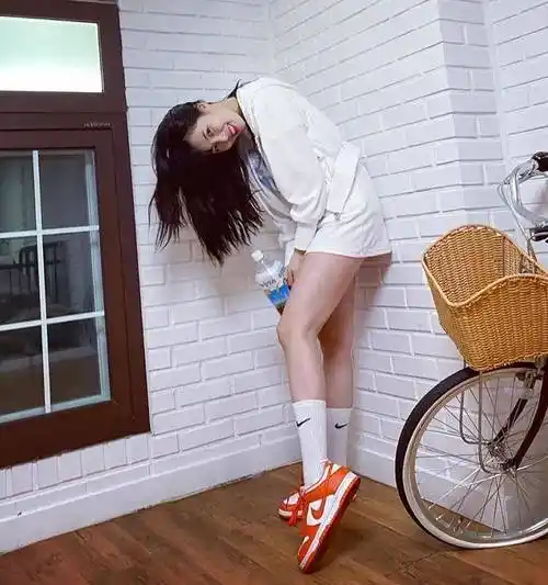 金泫雅最近的写真大多都是穿着短裙短裤秀美腿的,尽管说她的身高只有
