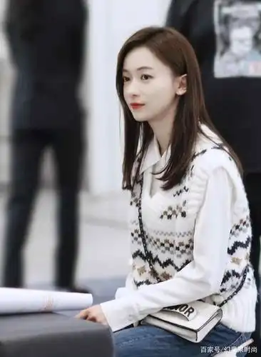 《正青春》女主 吴谨言职场新人到精英的穿搭图集