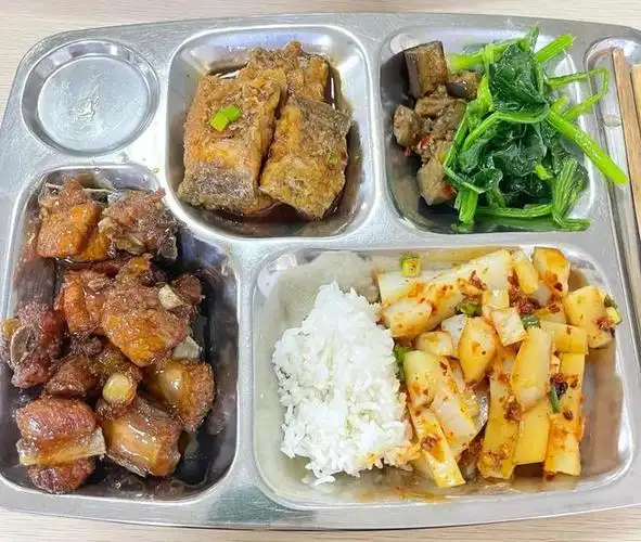 重庆妹子晒国企工作餐引热议味道赛酒店网友劝你低调