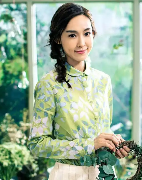 > 【范玮琪同款】浅果绿文艺印花衬衫