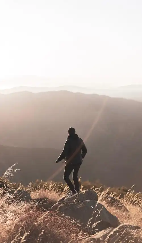 一个人看山的背影图片