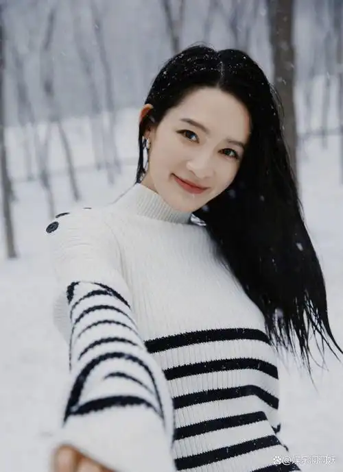 据媒体报道,近日有网友在街头目击到张艺兴和李沁牵手逛街的画面,并