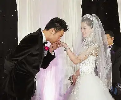 朱启南在新娘手背上印下一吻.  郑鹏 摄