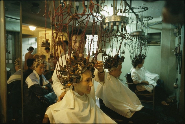 理发厅,当时的卷头发是这样烫出来的