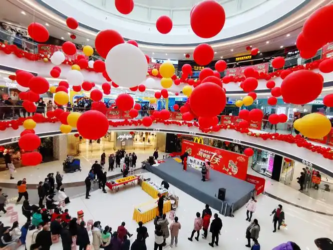中心城区商场节日气氛浓