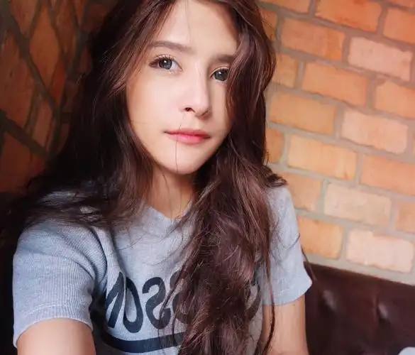 剑桥混血美女学霸晒照 网友:明明可以靠颜值