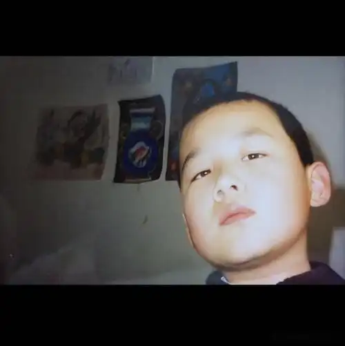 白敬亭小时候近照曝光,圆乎乎的小脸好可爱,引发网友热议