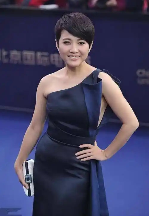 颜丙燕这次穿对了银色马赛克短裙好惊艳性感又妩媚