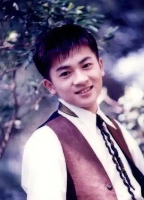 小时候是个学霸型人物,母亲唯恐他变成一个书呆子.