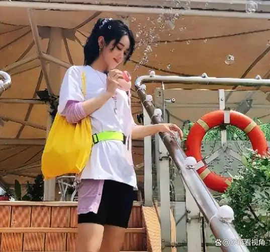 赵丽颖遛娃照曝光儿子身高暴增和颖宝牵手互动超有爱