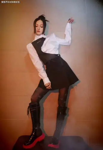 原创张韶涵时尚感真强,黑白撞色拼接裙清新又活力,网袜长靴十分养眼