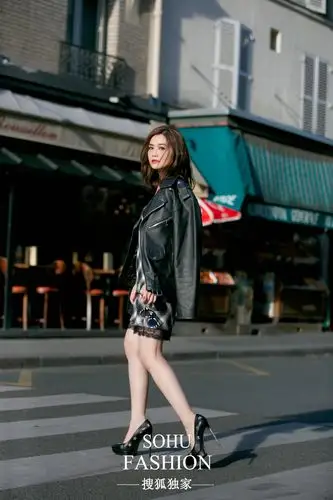 蔡卓妍穿起睡裙行走街头 这是要搞事情吗?